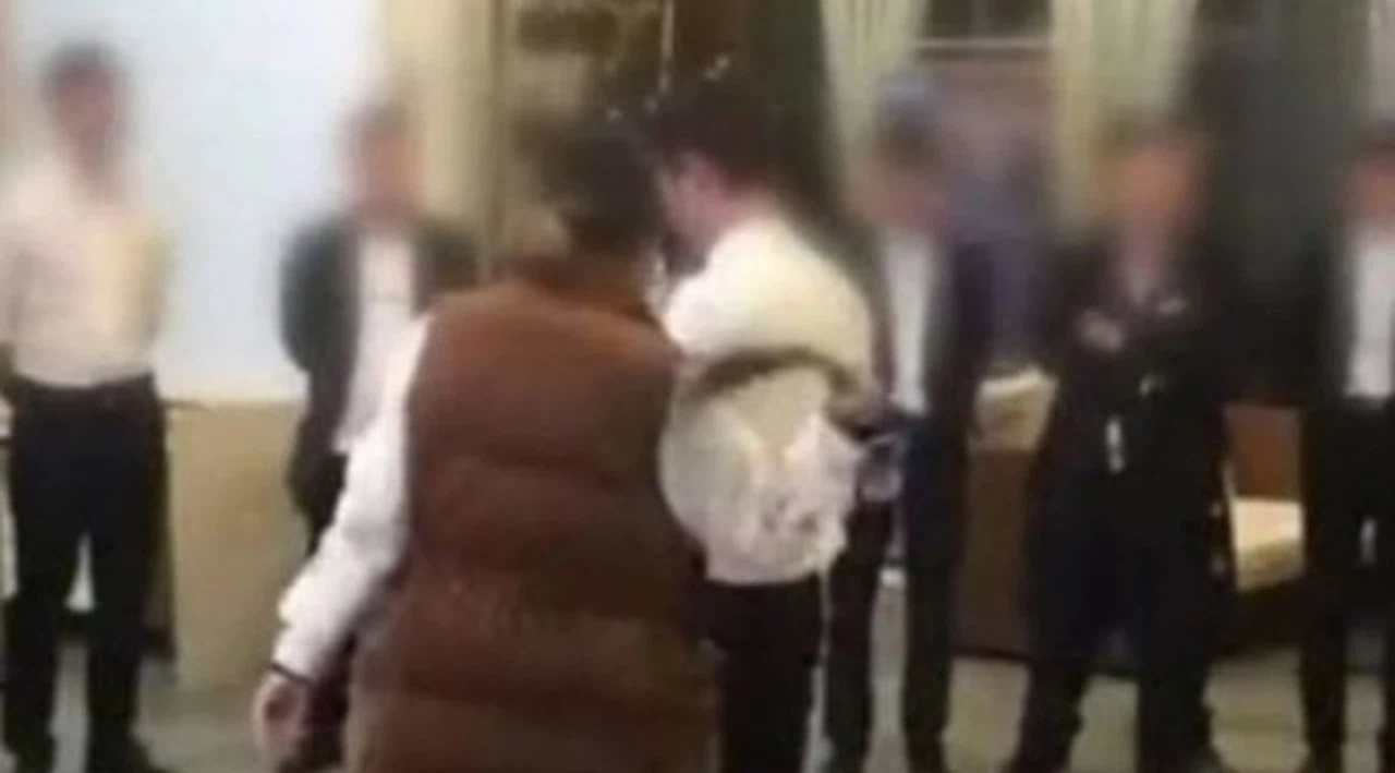 Çalışanlarını idrar içmeye ve hamam böceği yemeğe zorladı!
