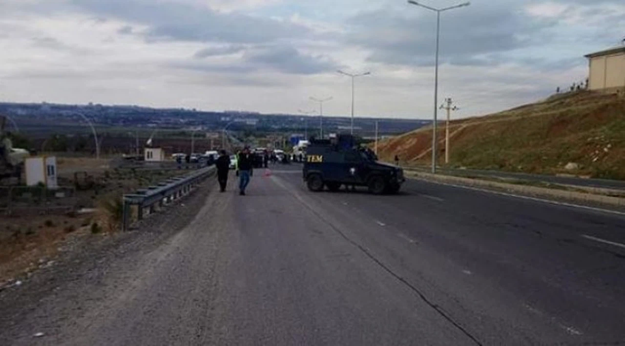 Diyarbakır'da şüpheli otomobil, fünyeyle patlatıldı