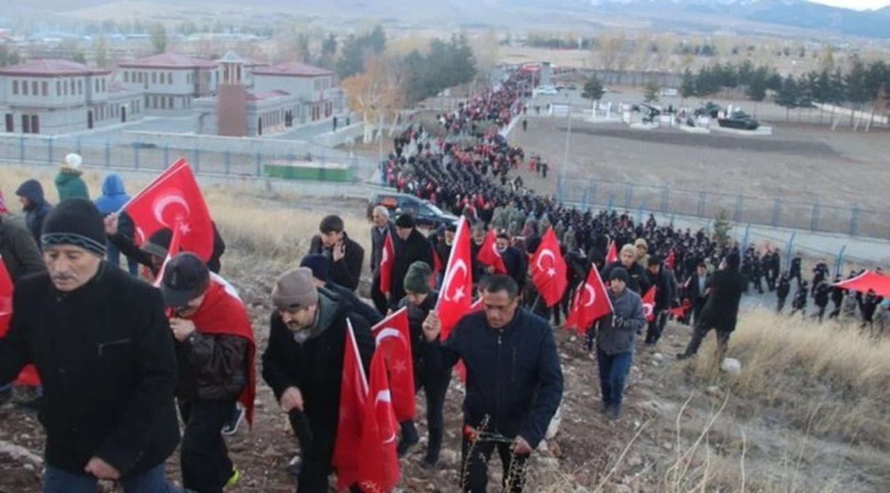 Erzurum'da 10 bin kişi Aziziye Tabyaları'na yürüdü