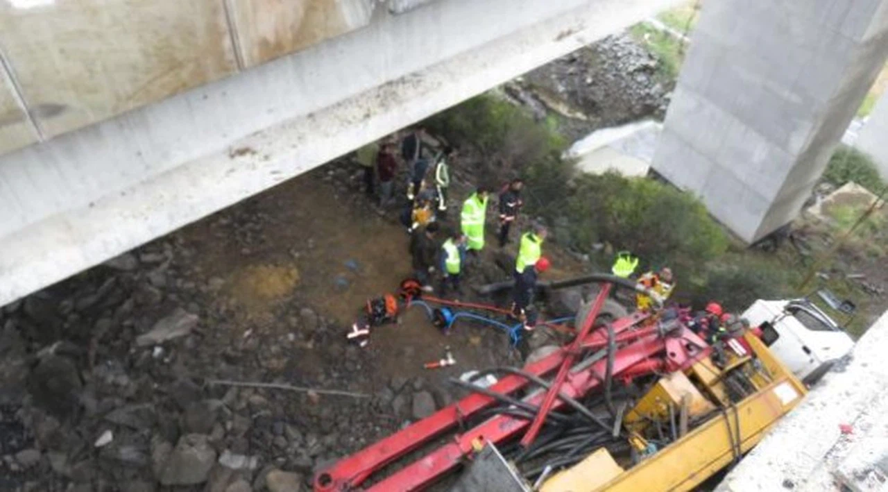 İstanbul'da beton mikseri viyadükten uçtu