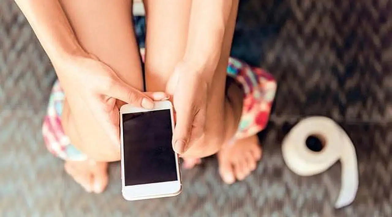 Tuvalette telefon mikrop yuvası