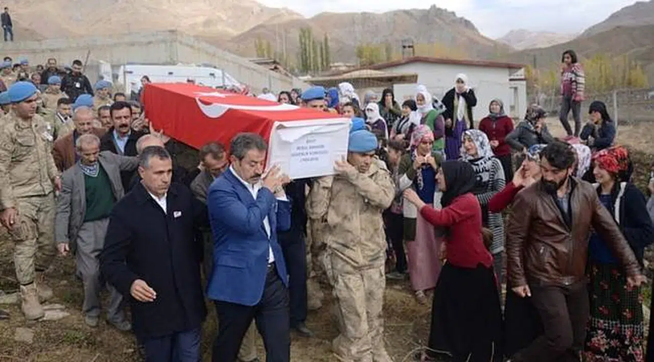 Yanlışlıkla, asker kurşunu ile şehit olan korucuya veda...