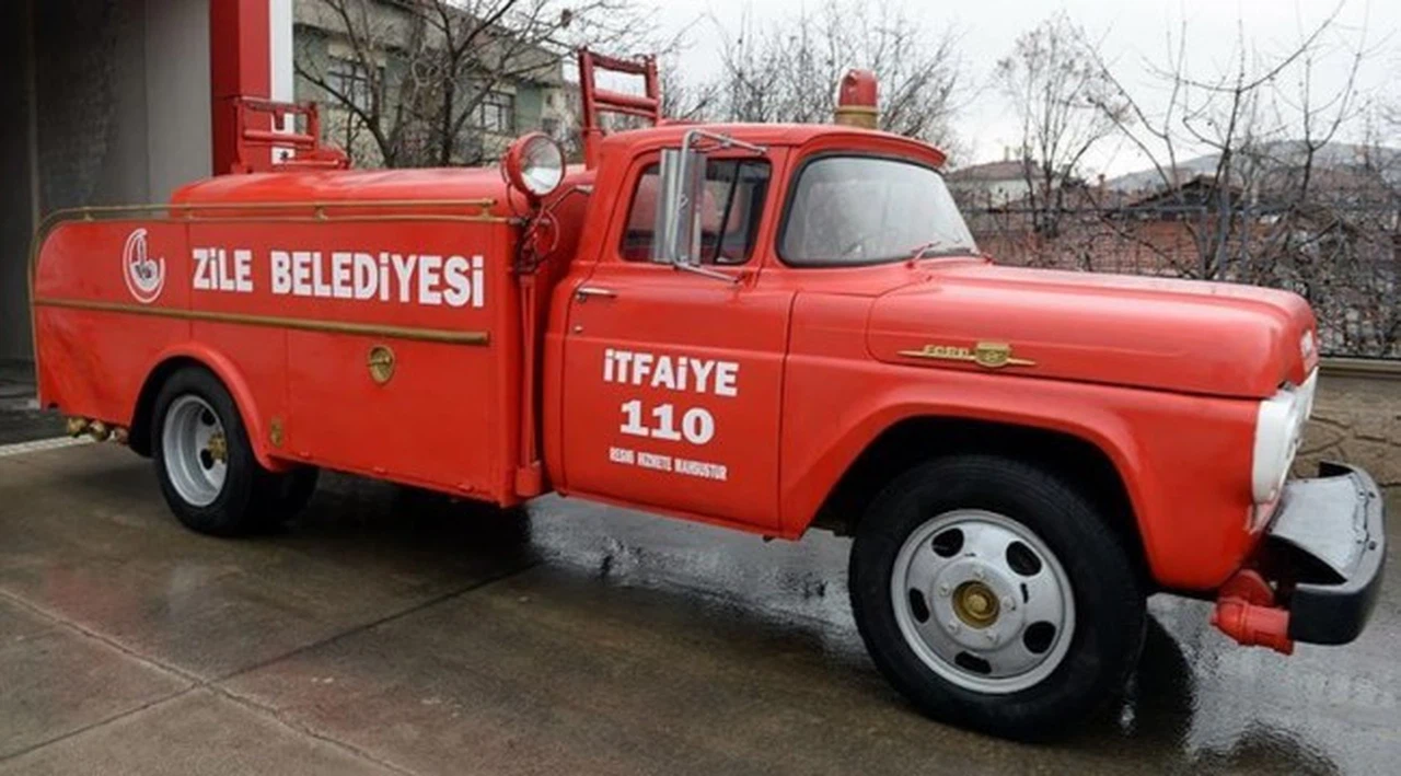 1957 model itfaiye aracını ilk günkü orijinalliğiyle koruyor