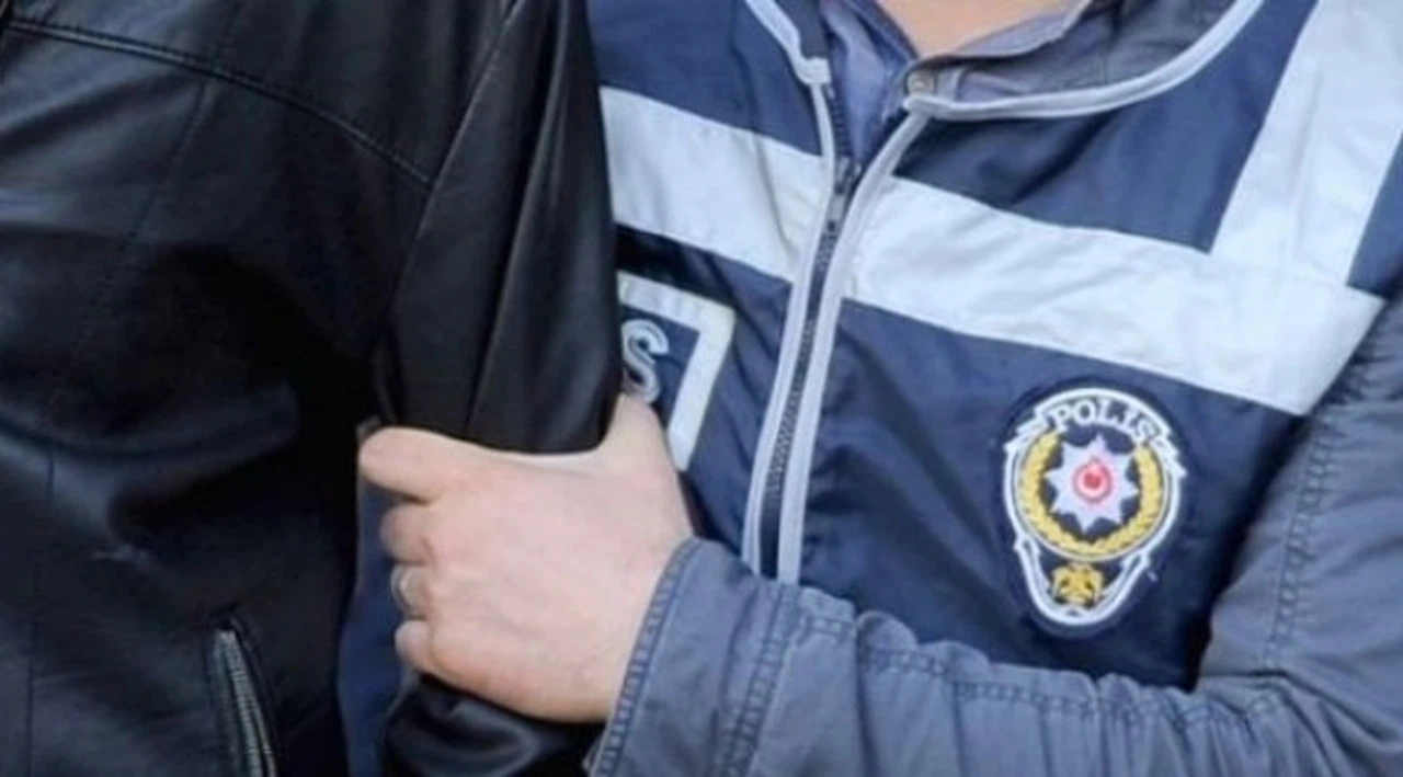 Antibiyotik yazdırmak için tartıştığı doktorun eşini darp etti