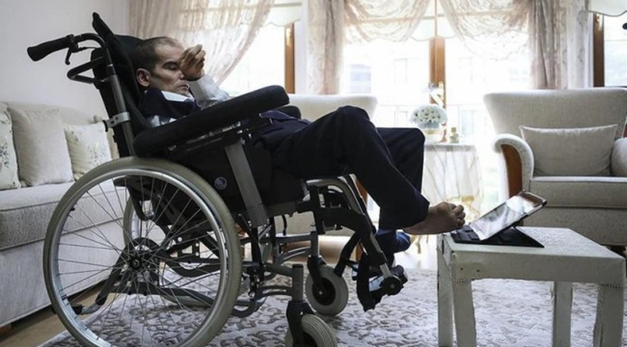 Engelli Ümithan hayatını ayaklarıyla kazanıyor