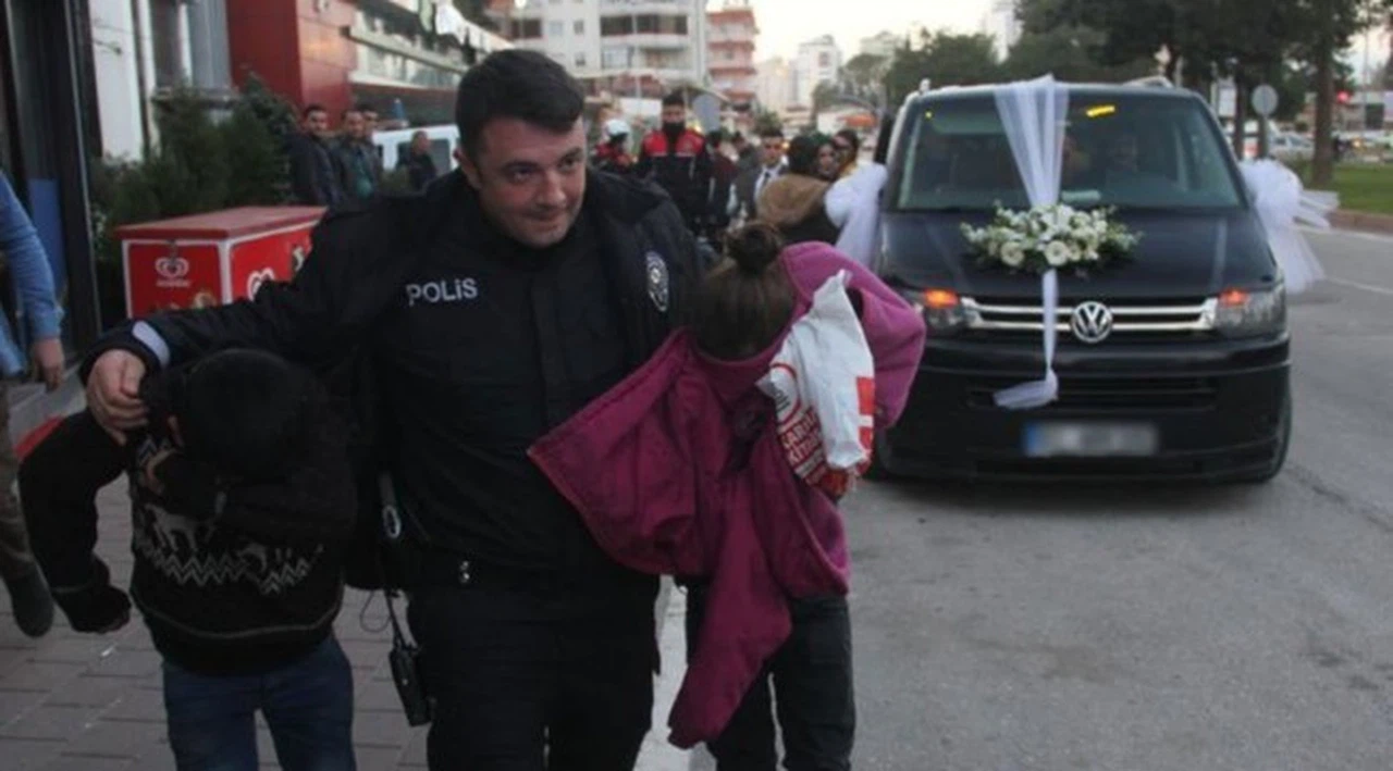 Bahşiş alamayan çocuklar gelin arabasının camını kırdı