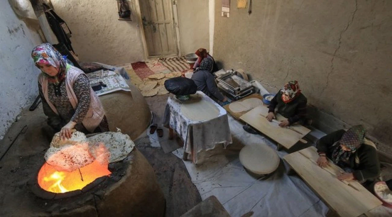 Tandır ateşinde ekmeğini kazanıyor