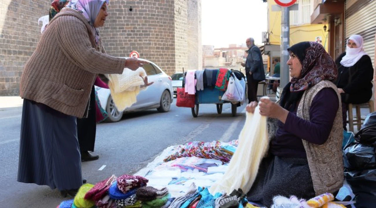 El işi çeyizliklerle geçimini sağlıyor