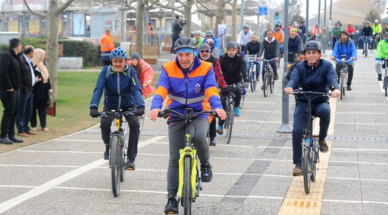 On kilometre bisiklet süren Tunç Soyer büyük coşkuyla karşılandı