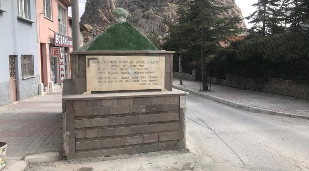 Yol ortasındaki mezar görenleri şaşırtıyor