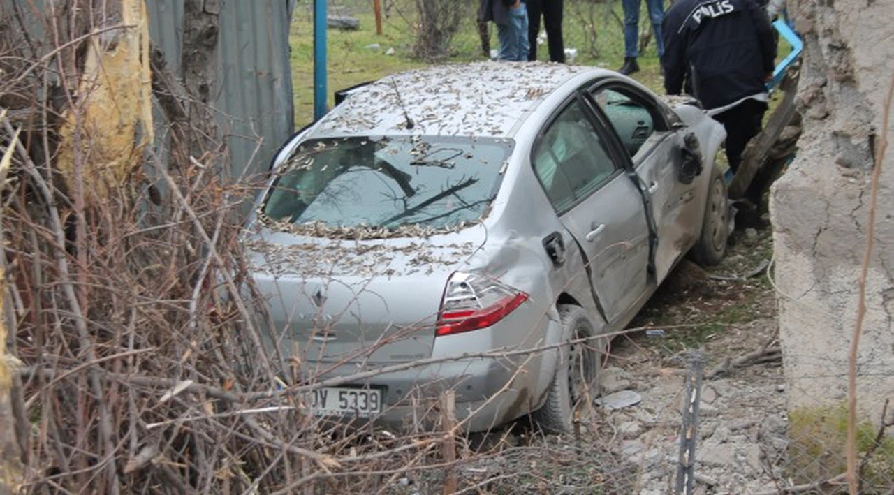 Yoldan çıkan otomobil, eve çarptı bahçeye uçtu: 5 yaralı