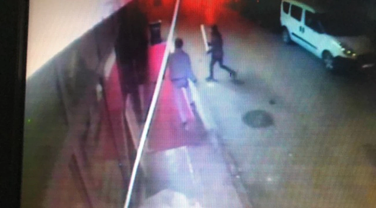 Ellerindeki döner bıçaklarıyla dükkanın camlarını böyle kırdılar