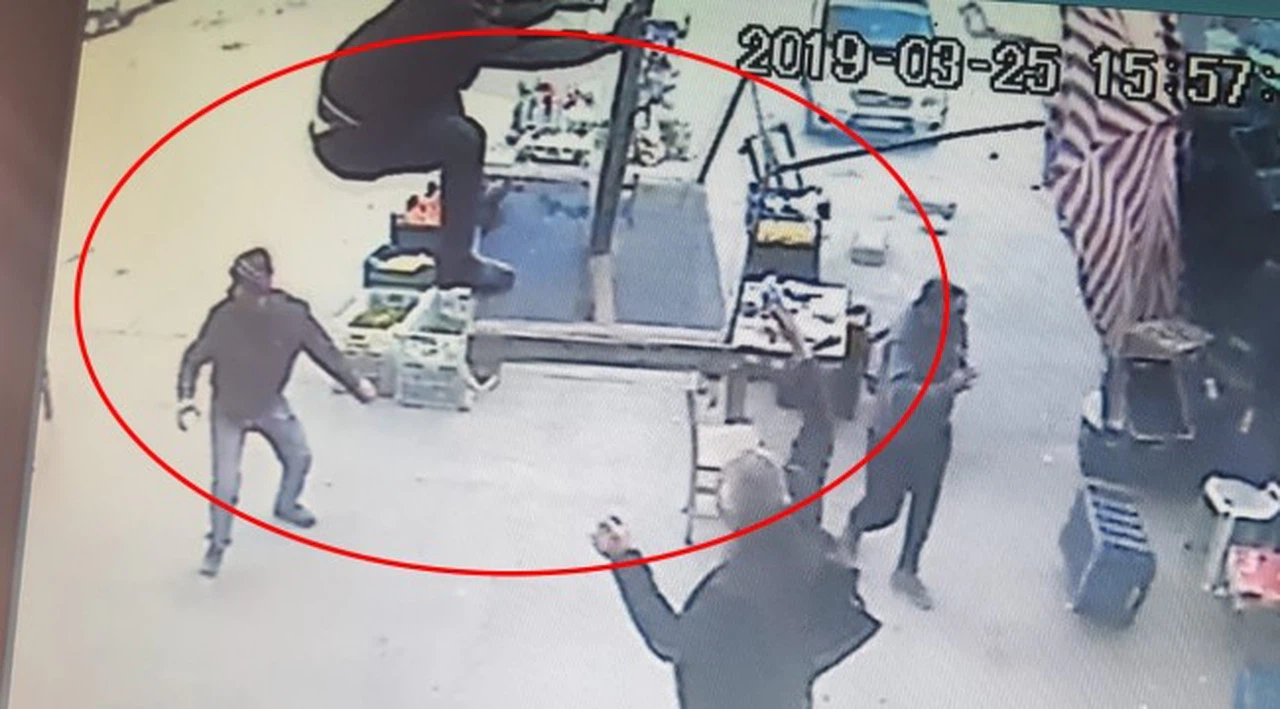 Hortum işçiyi demir şemsiyeyle böyle uçurdu
