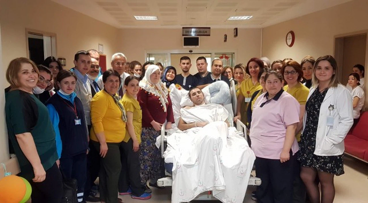 Yaşama tutunduğu hastanede doğum günü sürprizi