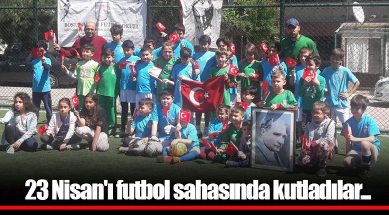 23 Nisan'ı futbol sahasında kutladılar...