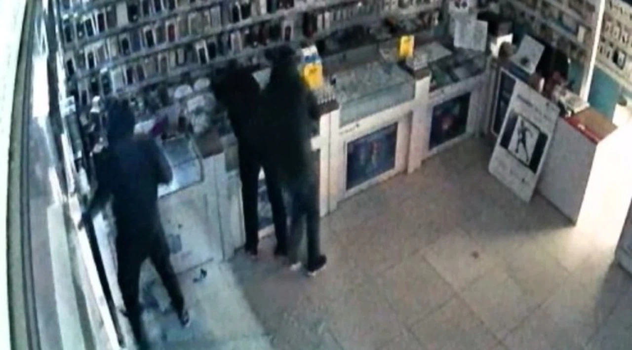 Cam kapıyı tuzla buz edip bir dakikada dükkanı boşaltan hırsızlar kamerada