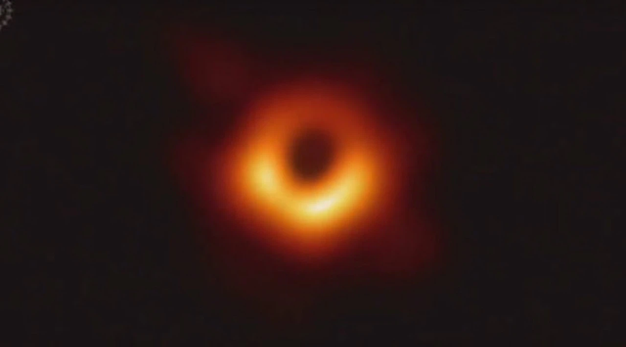 Canlı yayında açıklandı: İlk kara delik fotoğrafı