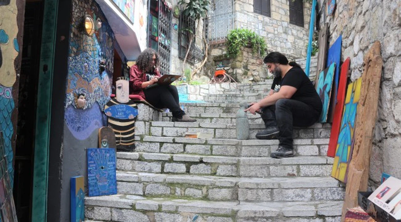 Sanatçı çift, harabe olarak aldıkları evi sanat galerisine çevirdi