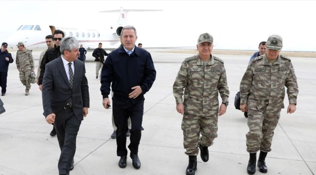 Bakan Akar ve komutanlar sınır hattında
