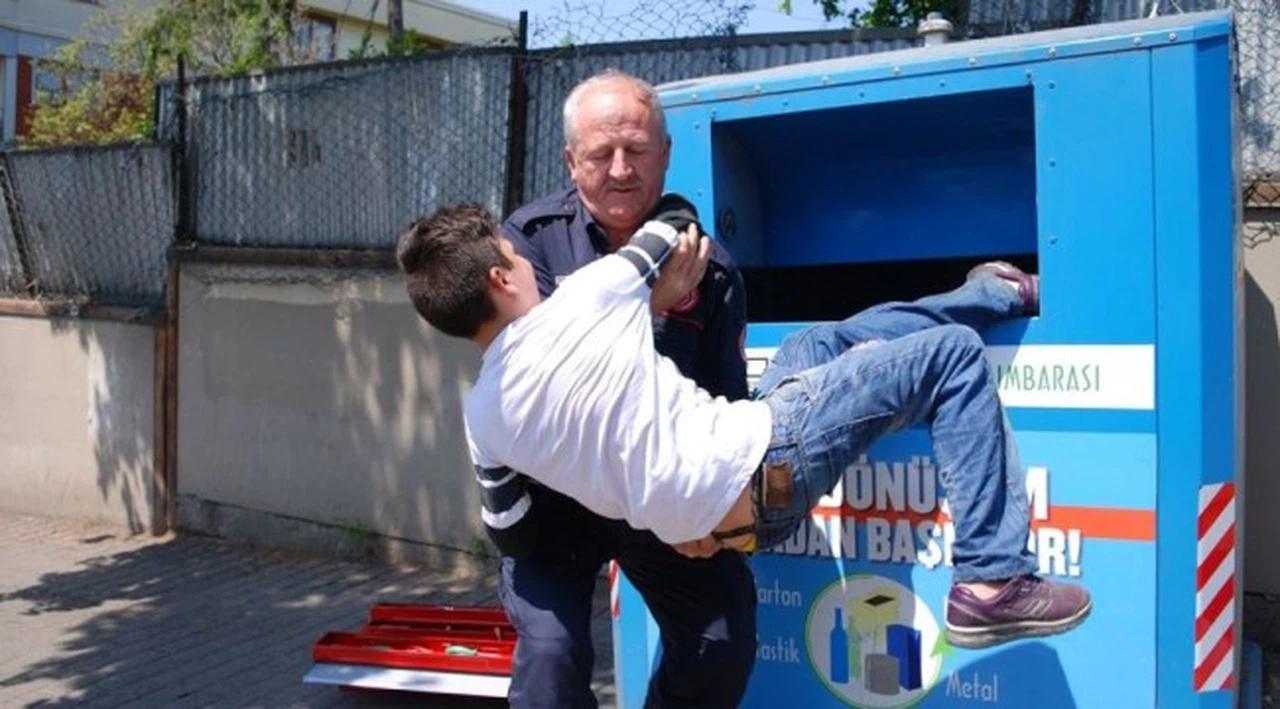 Geri dönüşüm kumbarasında mahsur kaldı
