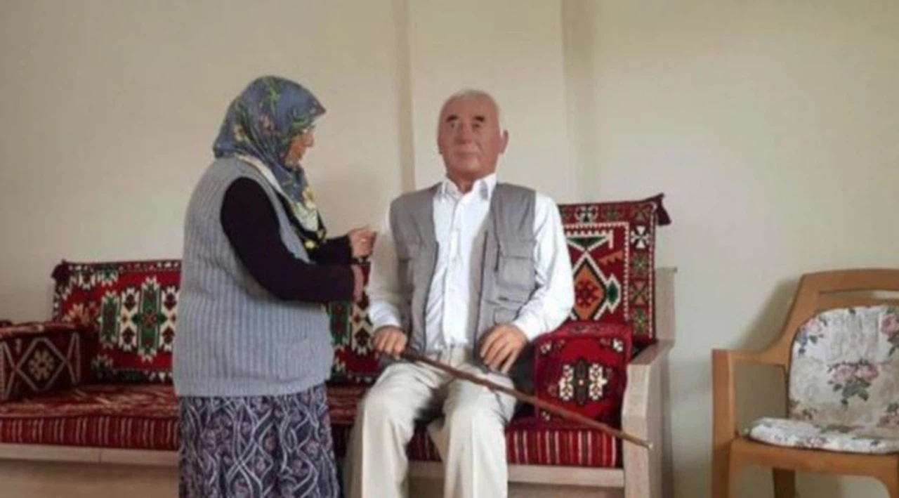 Ölen eşinin balmumu heykeline sarılarak hasret gideriyor