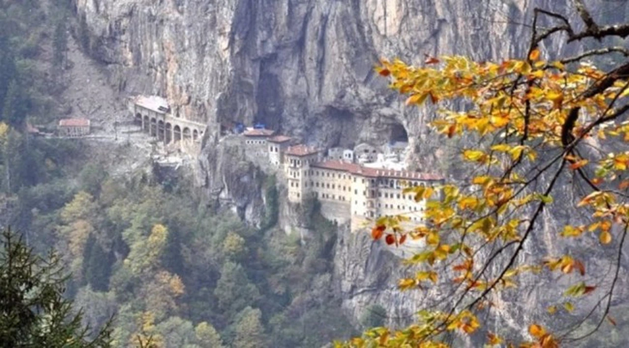 Sümela Manastırı  4 yılın ardından ziyarete açılıyor