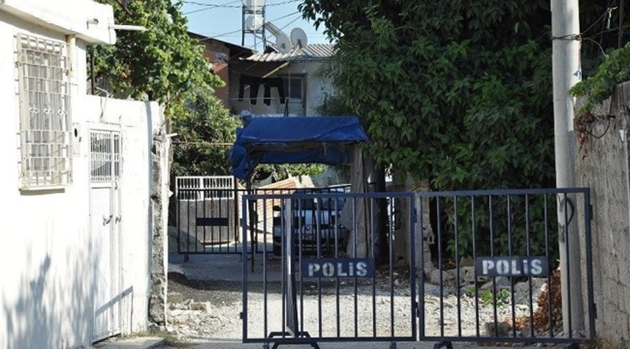 Tarsus'taki gizemli kazıda ne bulunduğu açıklandı: Kandil parçası, çatı kiremiti