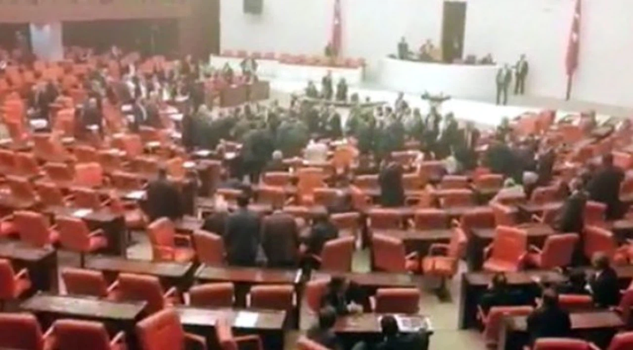 TBMM'de gerekçeli karar gerginliği! Ak Parti'li ve CHP'li vekiller birbirine girdi