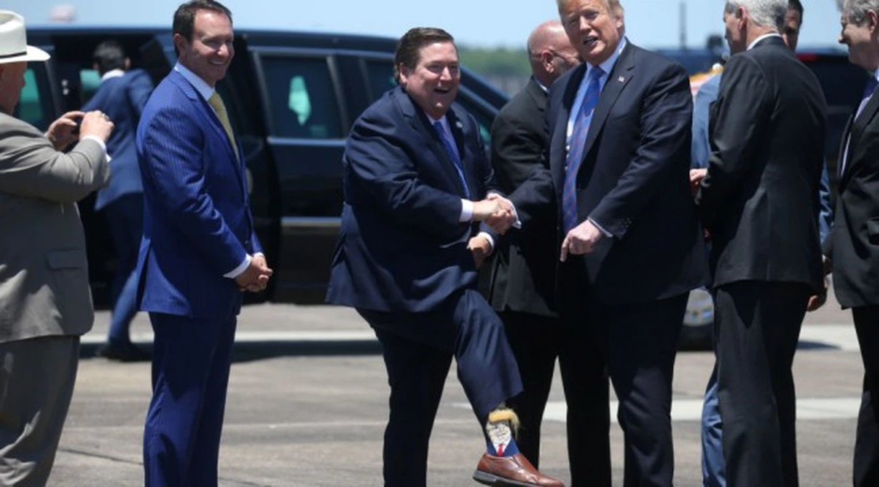 Trump'ı karşılamak için 'paçaları sıvadı'