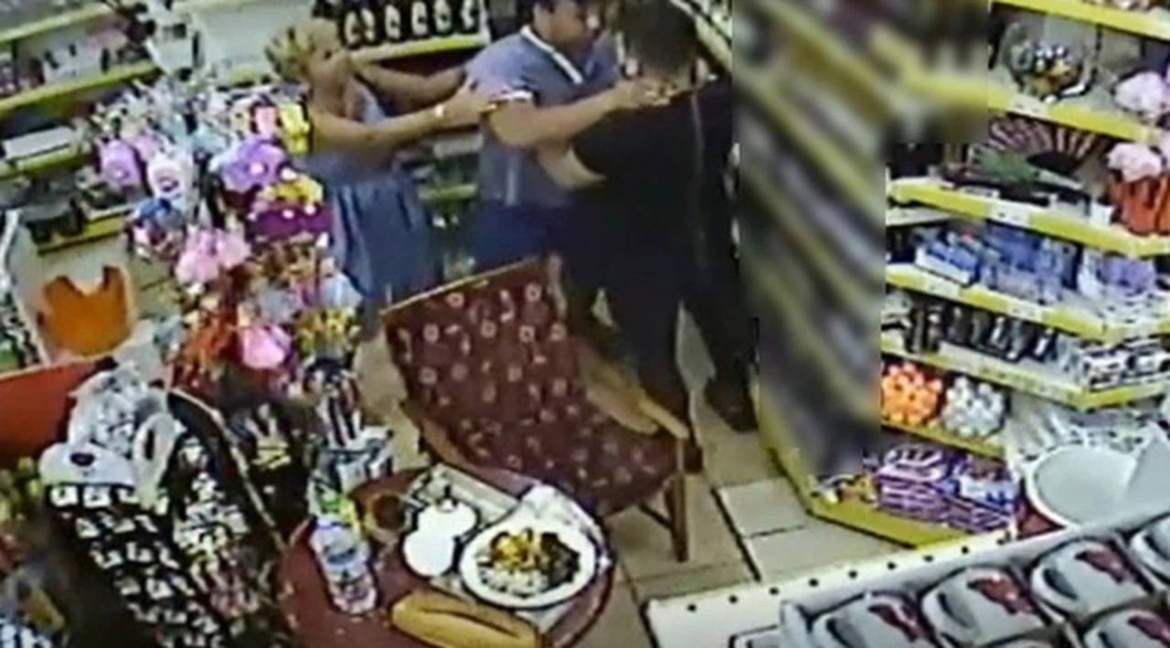 Agresif Rus turist girdiği markette köpeği tekmeleyip, iş yeri sahibine kafa attı