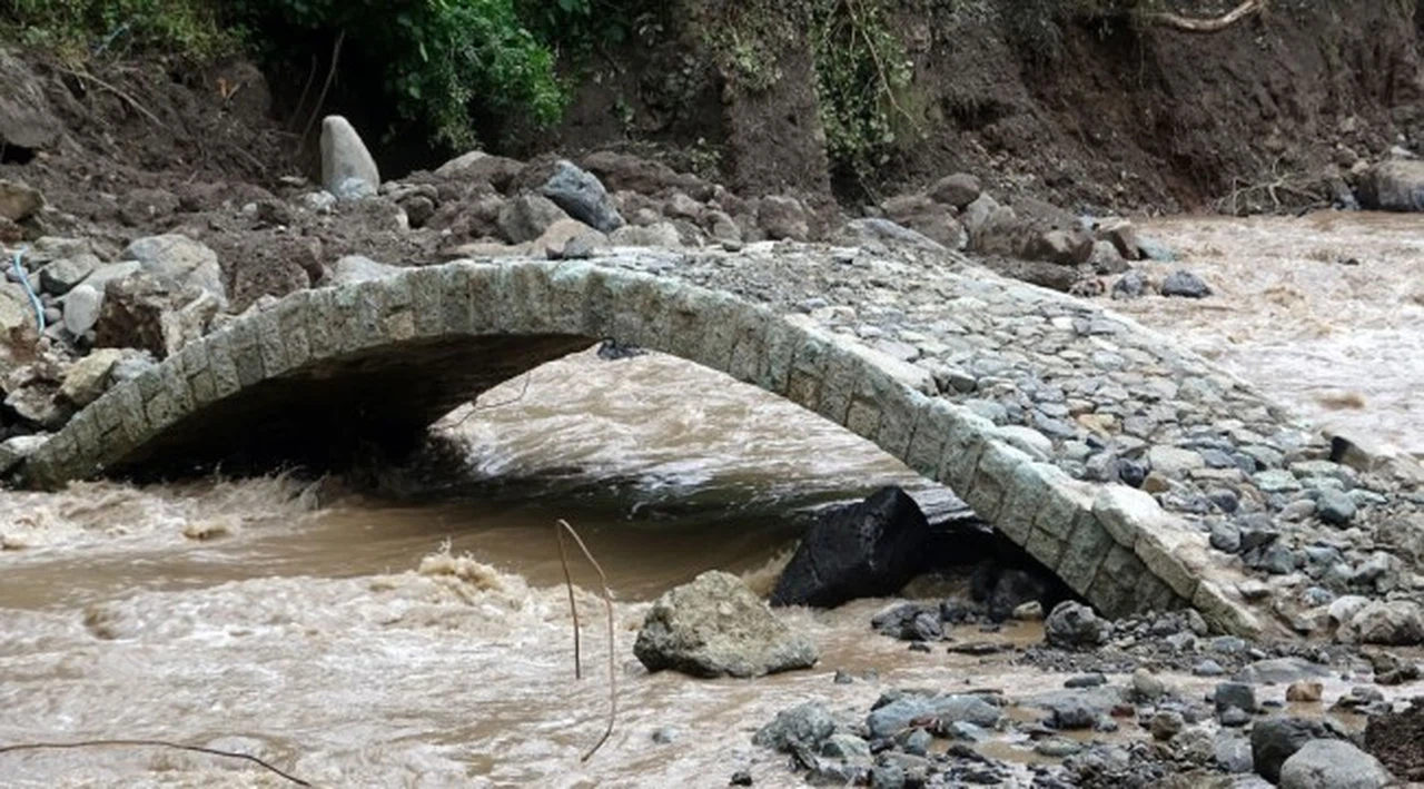 Araklı'daki selde sadece tarihi kemer köprü ayakta kaldı