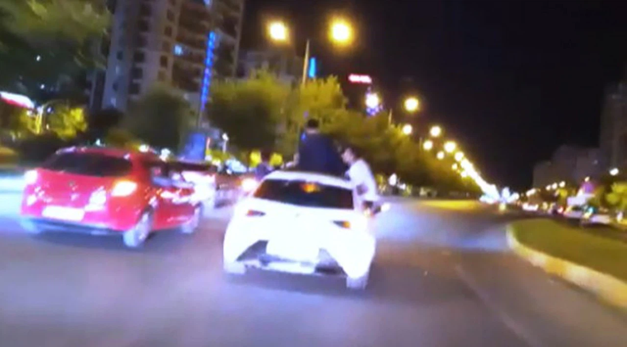 Düğün konvoyunda aracın tavanına çıkıp ölümle burun buruna geldiler