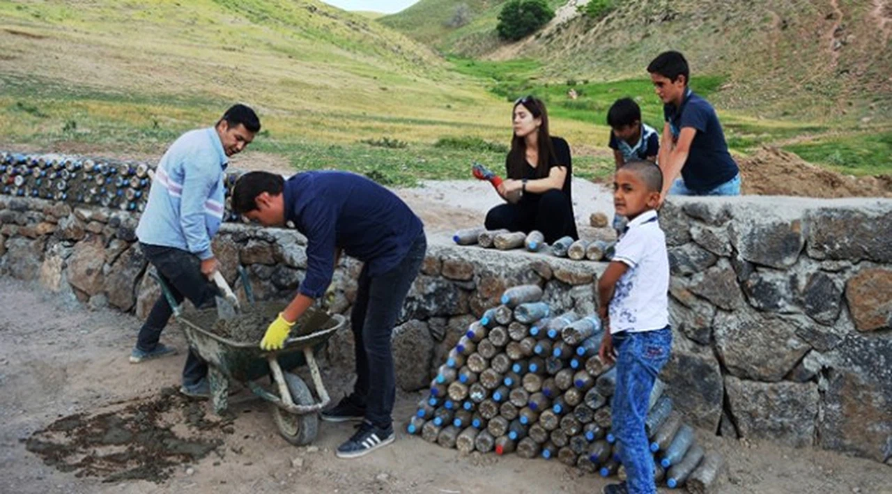 Fedakar öğretmenler pet şişe ile okul duvarı yaptı