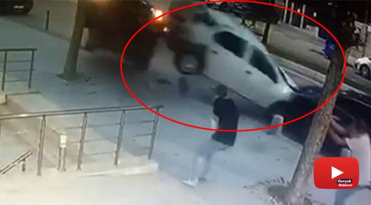 Kaldırıma uçan aracın yayaları teğet geçtiği anlar kamerada