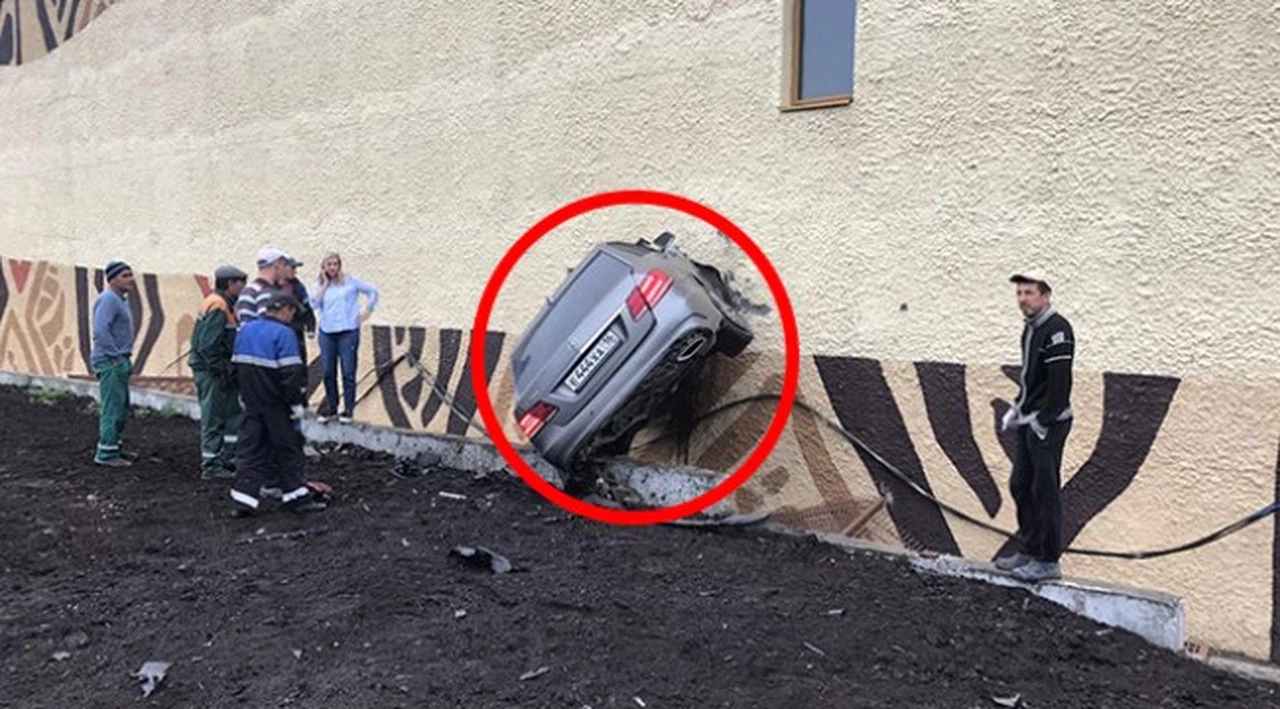 Rusya'da kontrolden çıkan otomobil duvara saplandı