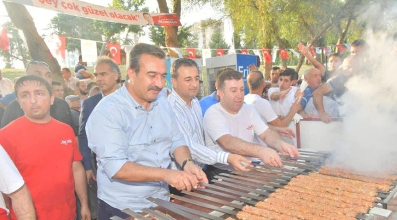 'Seçimden sonra gelecek İstanbullu seçmenlere mangalı ellerimle yakacağım' diyen belediye başkanı sözünü tuttu