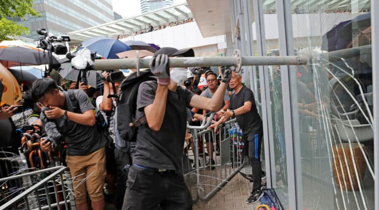 Çin'den Hong Kong açıklaması: Yaygın şiddet eylemlerine hiçbir medeni toplum müsamaha göstermez