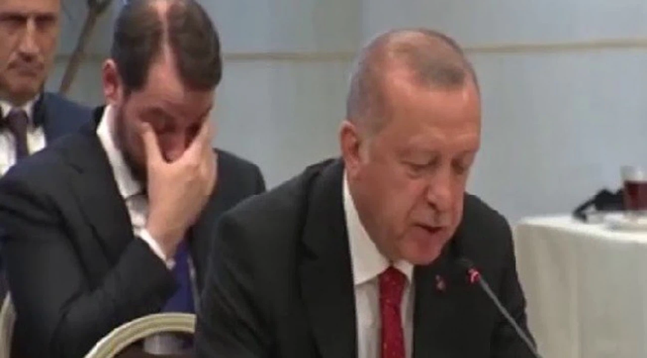 Erdoğan konuşurken Berat Albayrak böyle uyukladı