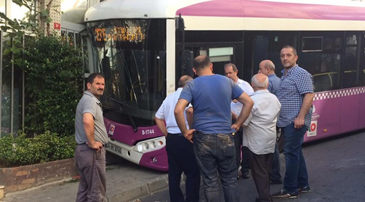 Freni boşalan halk otobüsü iş yerine girdi