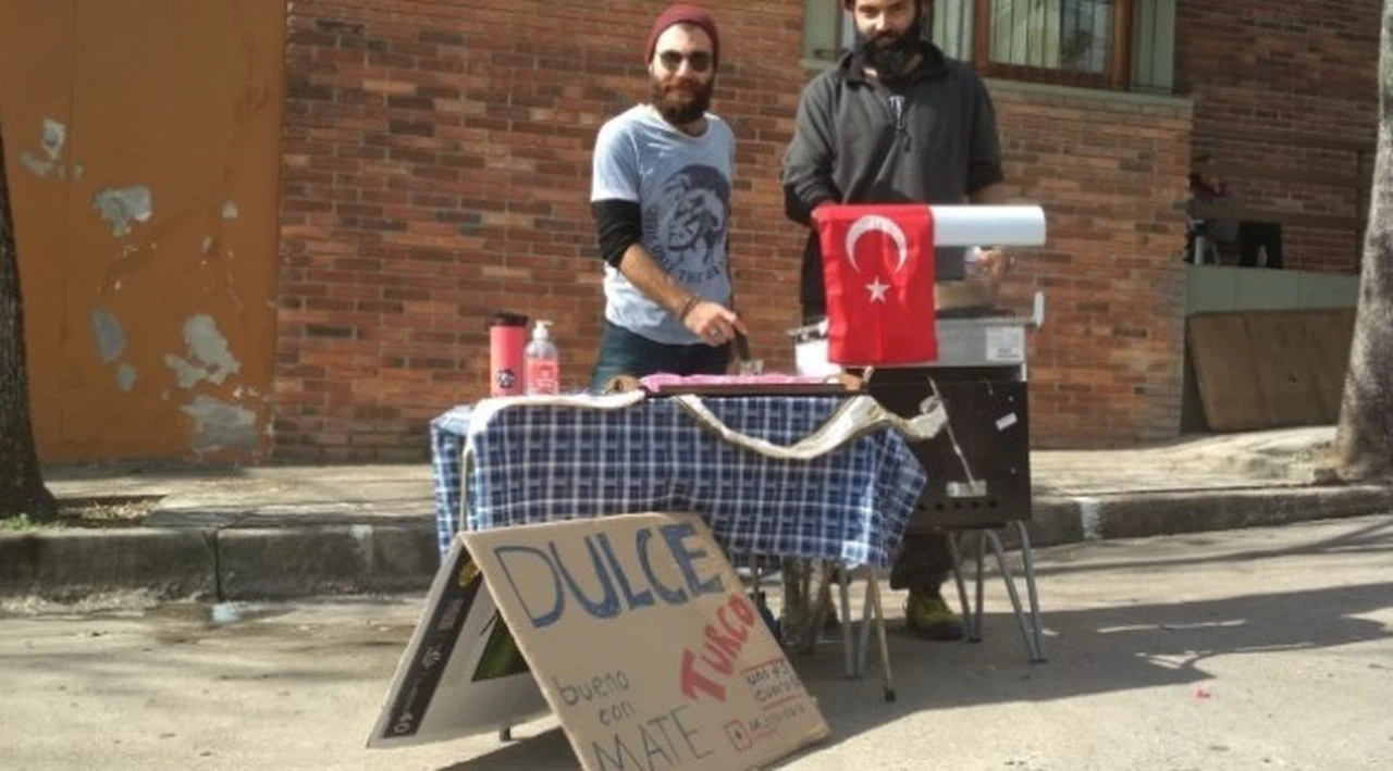 Hayallerinin peşine düşen gençler, un helvası satarak dünyayı geziyor
