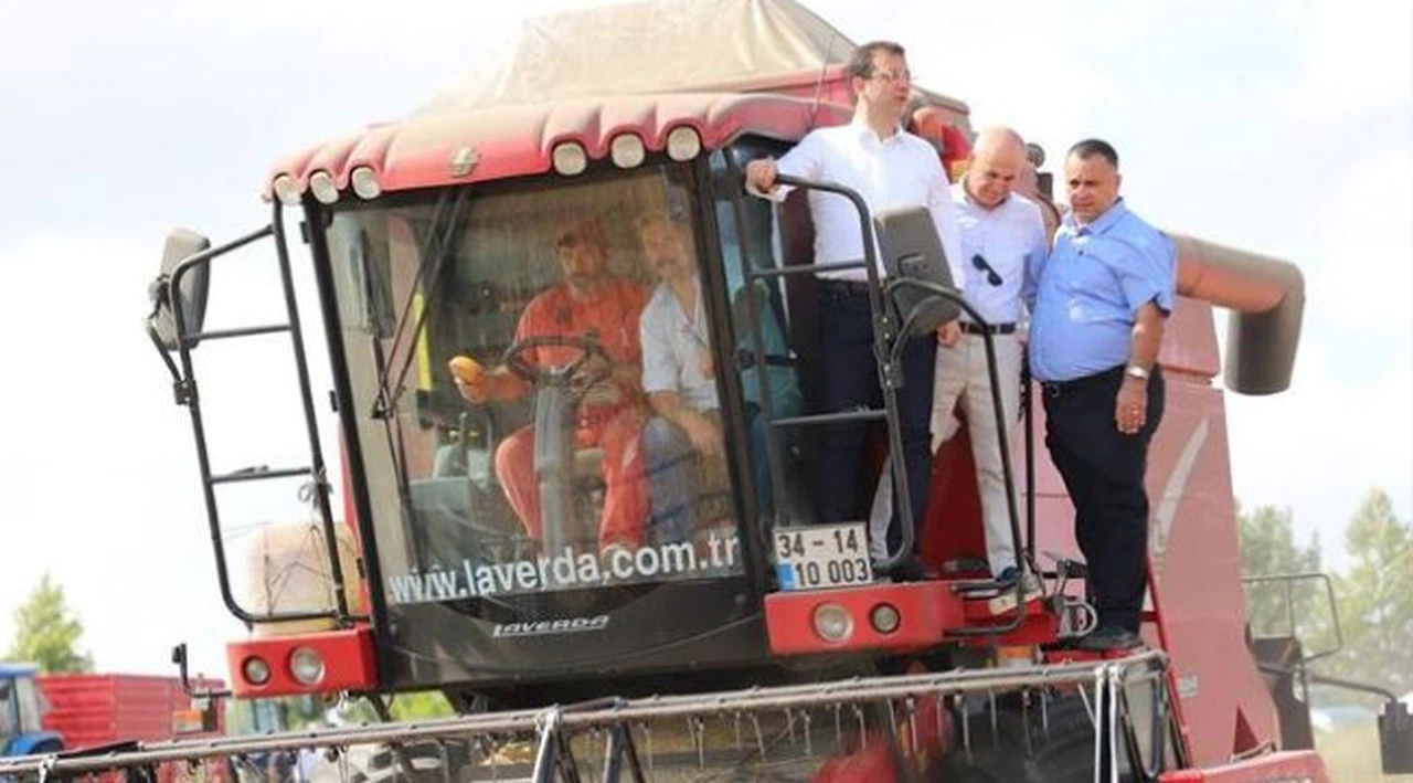 İmamoğlu hasat şenliğine katıldı, biçerdövere bindi