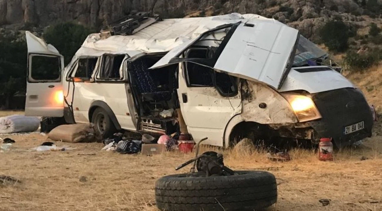 İşçileri taşıyan minibüs kaza yaptı: 10’u ağır 25 yaralı