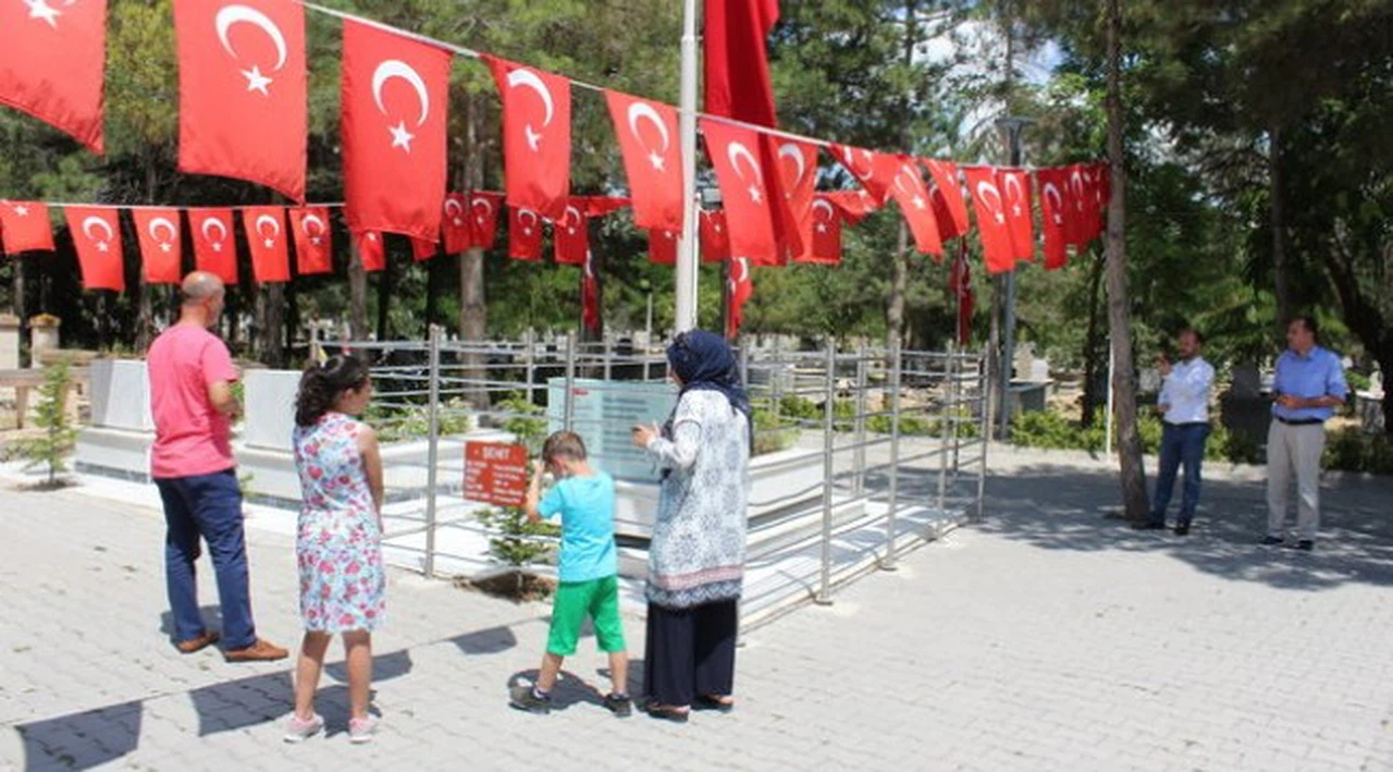Ömer Halisdemir'in mezarına ziyaretçi akını