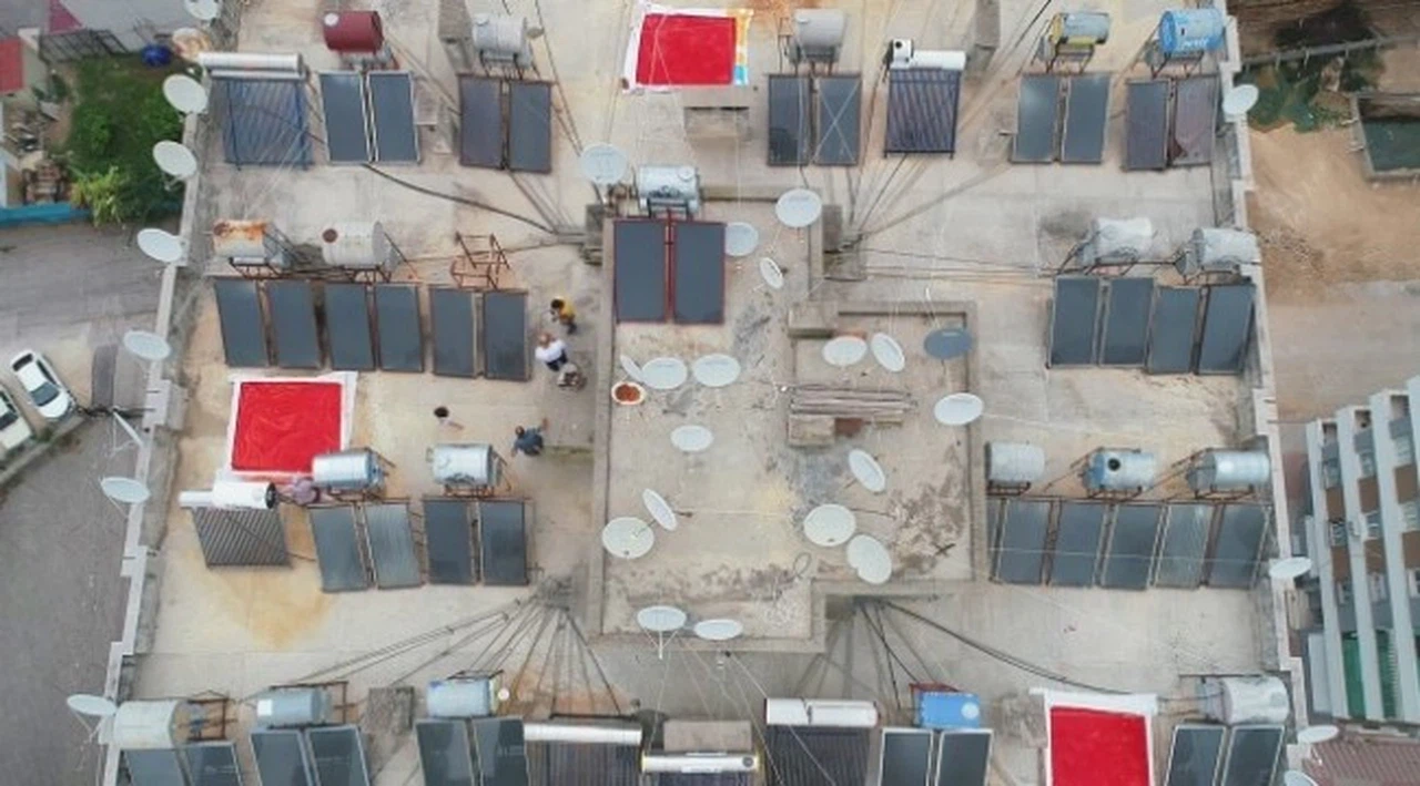 Adana'da biberin salça yolculuğu başladı, damlar kırmızıya boyandı