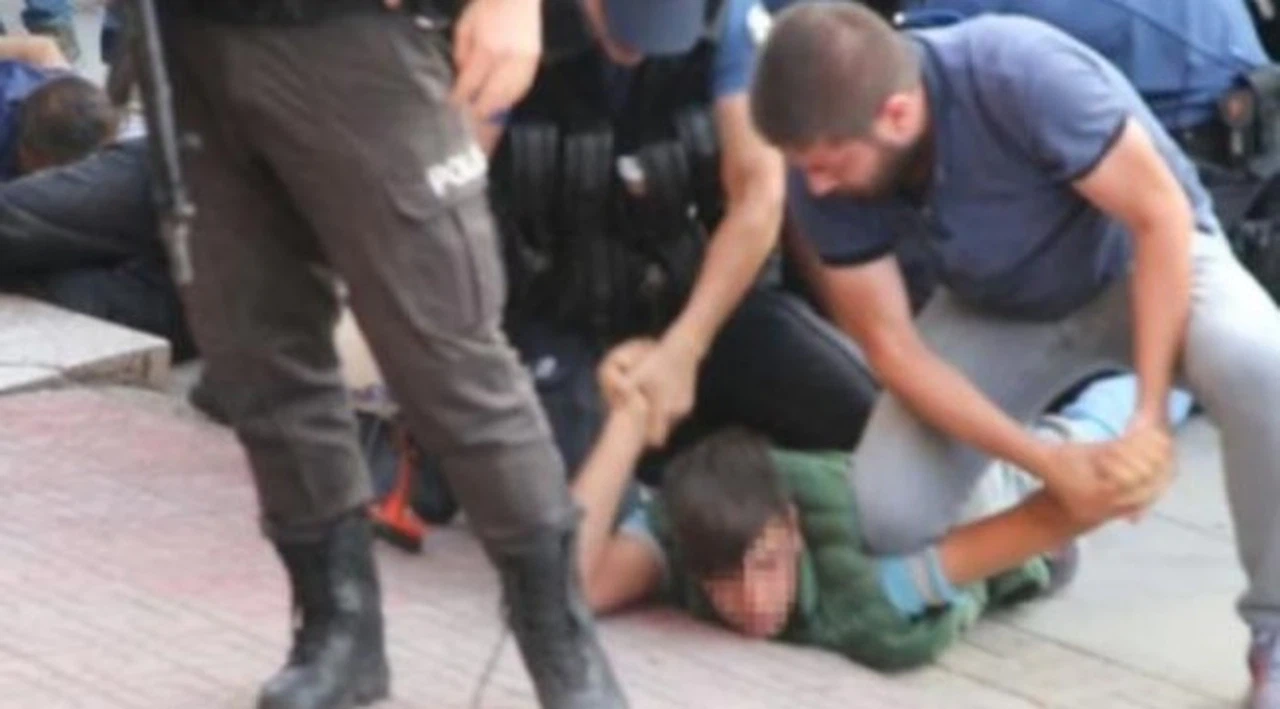 Ankara'daki kayyım protestosunda 12 yaşındaki çocuğa ters kelepçe takıldı