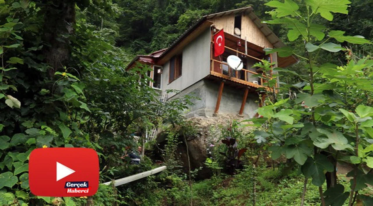 Arazisin de yer bulamayınca, kayanın üzerine ev yaptı