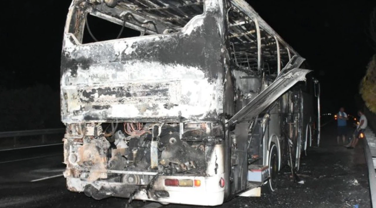 Çeşme'de tur otobüsü alev alev yanarak küle döndü