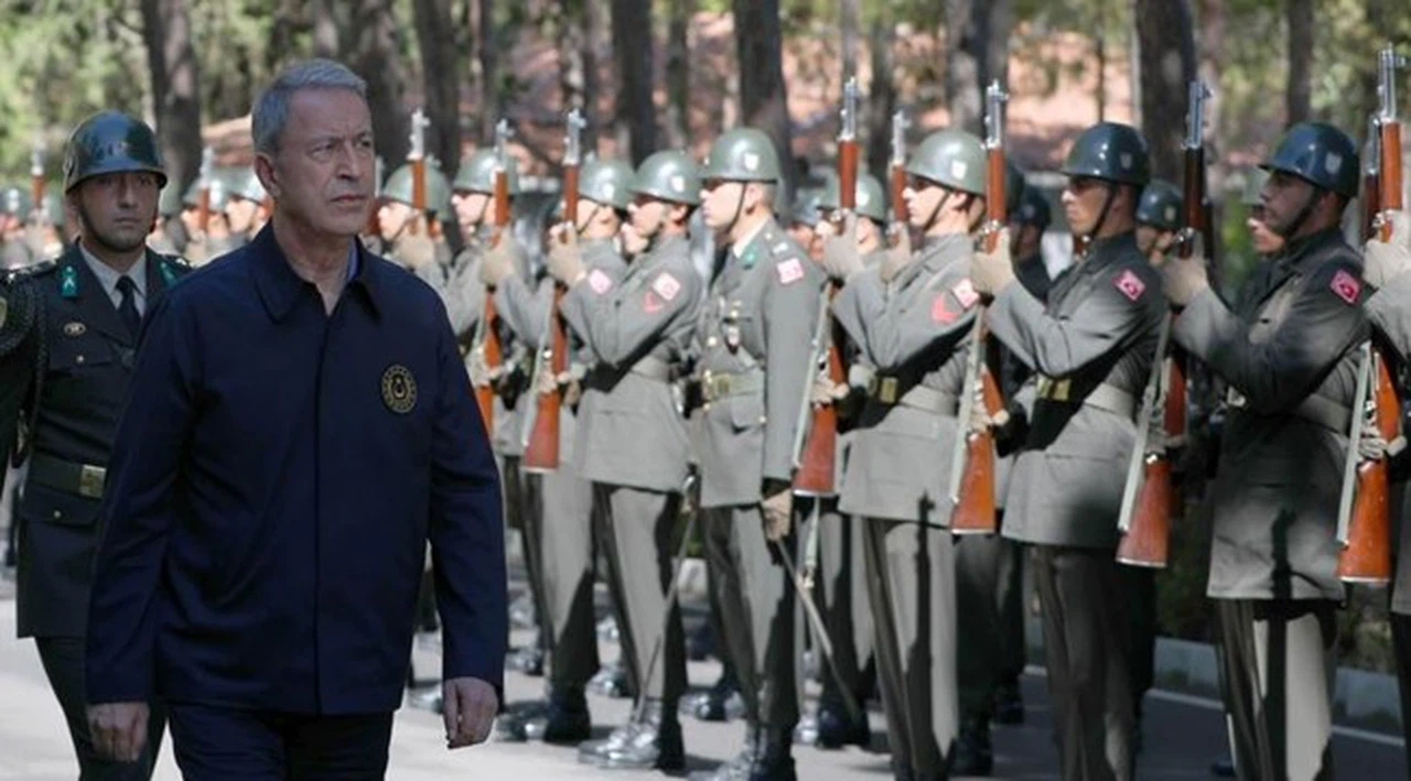 "Hulusi Akar, bakanlık personelinin kendisine 'Komutanım' diyerek hitap etmesini istiyor"