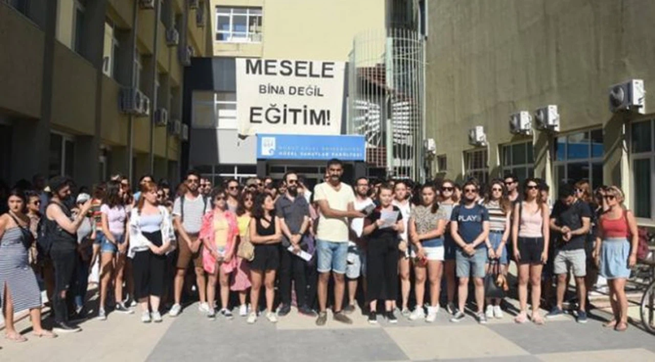 Taşınmasına karar verilen DEÜ GSF'de; öğrenciler, vazgeçilene kadar çadırlı eylem yapacak