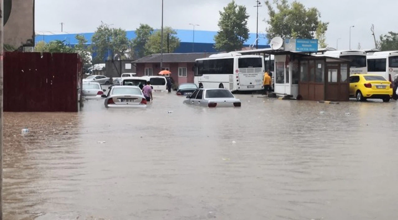 Zonguldak'ta kuvvetli yağış hayatı felç etti